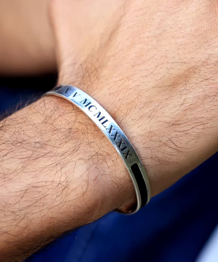 Bracelet Date Romaine Gravée & Émaillée Noir – Image 2